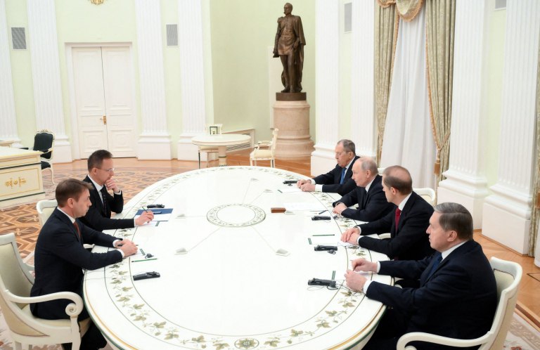 Ουγγαρία: Στη Μόσχα ο υπουργός Εξωτερικών για ενεργειακές συνομιλίες με τον Πούτιν