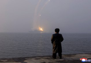 Εν μέσω στρατιωτικής συνεργασίας ΗΠΑ-Νότιας Κορέας, η Βόρεια Κορέα εκτοξεύει πυραύλους στη θάλασσα της Ιαπωνίας