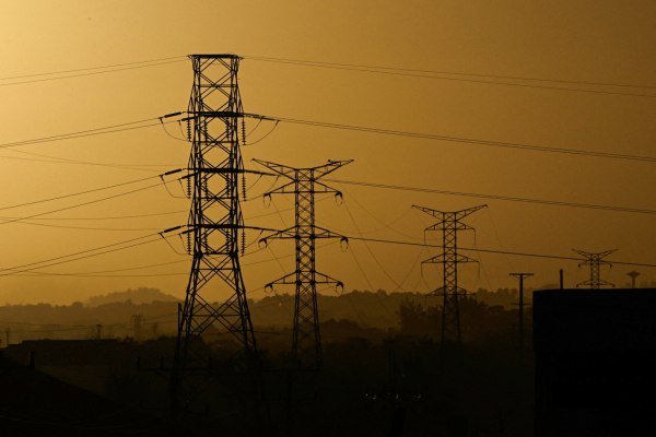 EE: Σύσταση για μείωση του ΦΠΑ στο ηλεκτρικό ρεύμα