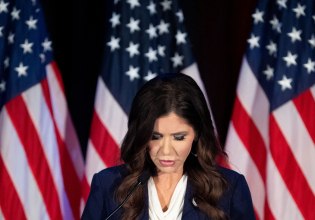 Πώς η Κρίστι Νόεμ «γκρεμίστηκε» από το βάθρο της στο υπουργείο Εσωτερικής Ασφάλειας