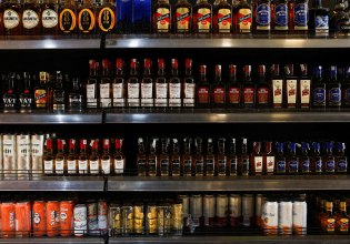 Πολωνία: Η Βαρσοβία απαγορεύει το αλκοόλ τις νυχτερινές ώρες για να περιορίσει την κατανάλωση