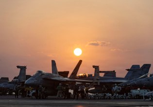 Η Βρετανία ετοιμάζει το αεροπλανοφόρο HMS Prince of Wales για πιθανή ανάπτυξη στη Μέση Ανατολή