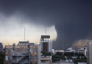 Ιράν: Χτύπημα σε πετρελαϊκές εγκαταστάσεις στην Τεχεράνη, 4 νεκροί – Σοκαριστικά βίντεο