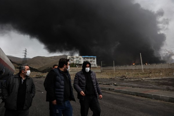 Ισραηλινό σφυροκόπημα σε Τεχεράνη, Βηρυτό – Στις φλόγες μετά από επίθεση με drone διυλιστήριο στο Μπαχρέιν
