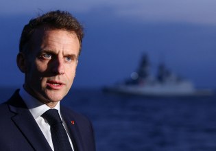 Βίντεο από την επιβίβασή του Μακρόν στο αεροπλανοφόρο «Σαρλ ντε Γκωλ» στη Μεσόγειο