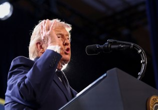 Πόλεμος στο Ιράν: Η «σύντομη εκδρομή» του Τραμπ που έβαλε φωτιά στη Μέση Ανατολή