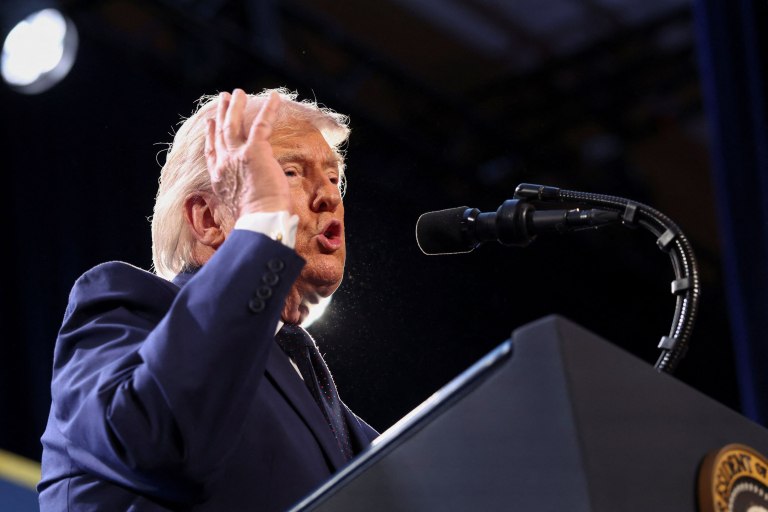 Πόλεμος στο Ιράν: Η «σύντομη εκδρομή» του Τραμπ που έβαλε φωτιά στη Μέση Ανατολή