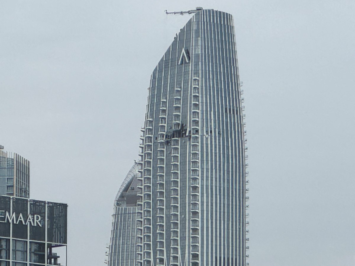 Drone χτύπησε πολυώροφο κτίριο στο Ντουμπάι – Μεγάλη τρύπα στην πρόσοψη από την έκρηξη