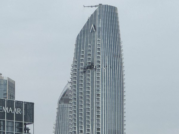 Drone χτύπησε πολυώροφο κτίριο στο Ντουμπάι – Μεγάλη τρύπα στην πρόσοψη από την έκρηξη