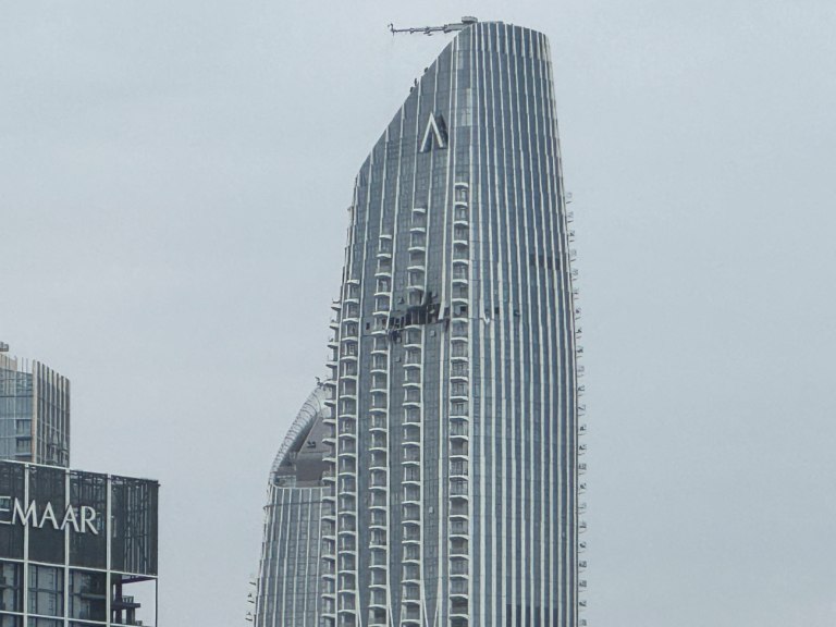 Drone χτύπησε πολυώροφο κτίριο στο Ντουμπάι – Μεγάλη τρύπα στην πρόσοψη από την έκρηξη