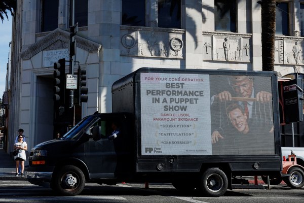 Πώς ο Τραμπ επένδυσε εκατομμύρια στη μέση μιας διαμάχης δισεκατομμυρίων