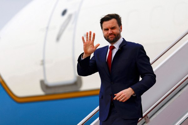 Ο Τραμπ πήρε αποφασιστικά μέτρα για να μην αποκτήσει πυρηνικά όπλα το Ιράν, λέει ο Βανς