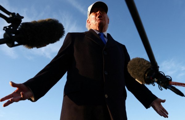 Κυνικός Τραμπ: «Μπορεί να ξαναχτυπήσουμε το Χαργκ απλά για την πλάκα» – Τι είπε για τον Μοτζτάμπα Χαμενεΐ,