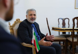 Το Ιράν επιθυμεί «σοβαρή αναθεώρηση» των σχέσεων με αραβικά κράτη του Κόλπου