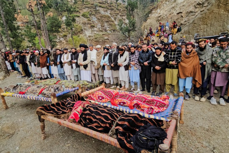 Μία γυναίκα και ένα παιδί σκοτώθηκαν στο Αφγανιστάν από πακιστανικές οβίδες, καθώς ο πόλεμος συνεχίζεται