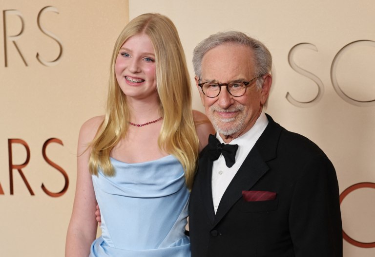 Τόπο στα νιάτα: Ο Στίβεν Σπίλμπεργκ πήγε στα Όσκαρ με την 13χρονη εγγονή του