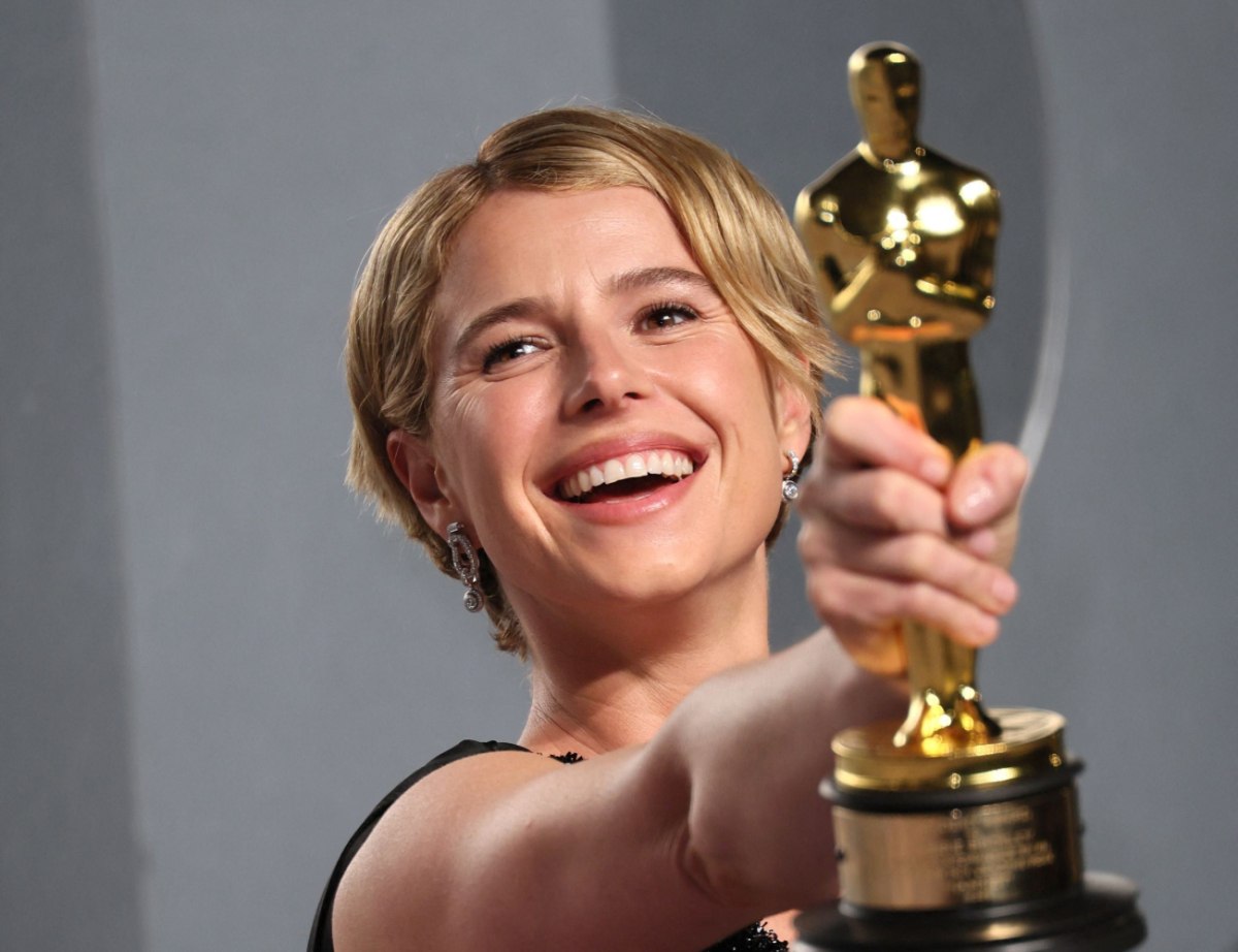 Ποια είναι η Τζέσι Μπάκλεϊ που «σάρωσε» στα Όσκαρ;