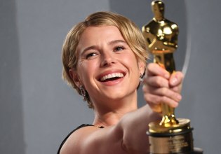 Ποια είναι η Τζέσι Μπάκλεϊ που «σάρωσε» στα Όσκαρ;