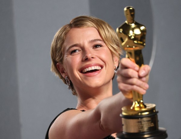 Ποια είναι η Τζέσι Μπάκλεϊ που «σάρωσε» στα Όσκαρ;