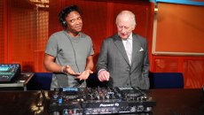 Κάρολος: Ο βασιλιάς των DJ – «Παππουδίστικο vibe» στα decks