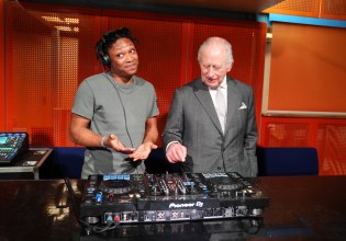 Κάρολος: Ο βασιλιάς των DJ – «Παππουδίστικο vibe» στα decks