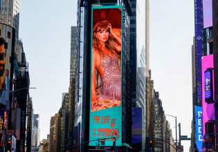 Τέιλορ Σουίφτ: Αντιμέτωπη με αγωγή για το «The Life of a Showgirl»