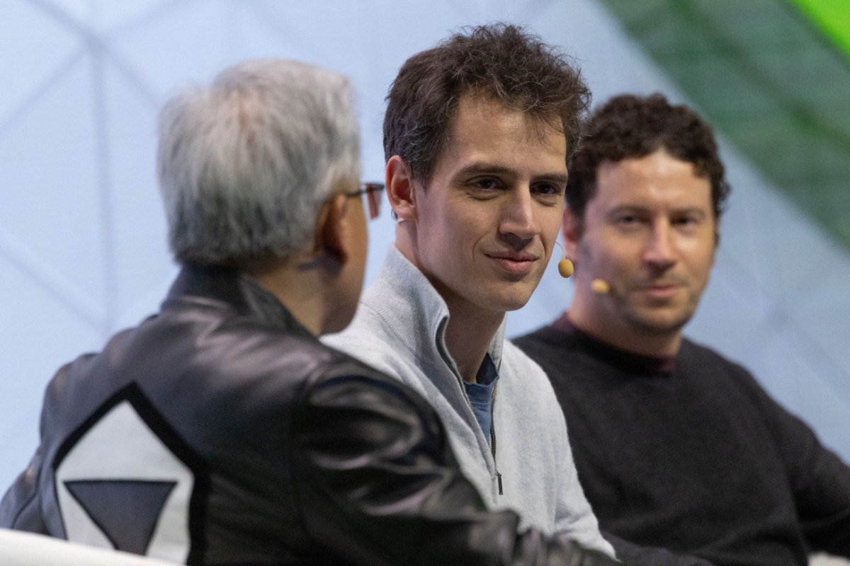 O  Αρτίρ Μενς (κέντρο) σε συνέδριο της Nvidia στο Σαν Χοσέ της Καλιφόρνια στις 18 Μαρτίου 2026 (Reuters)