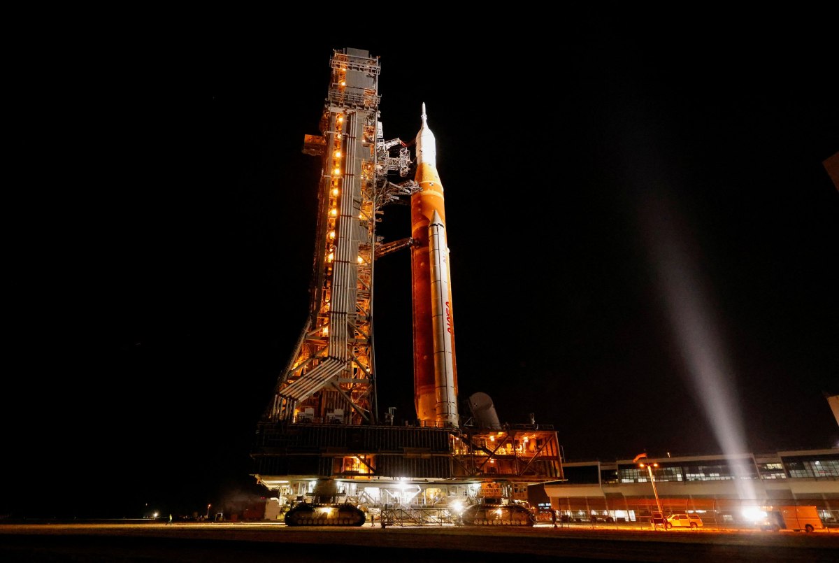 Στην εξέδρα εκτόξευσης ο πύραυλος της NASA για τον ιστορικό γύρο της Σελήνης