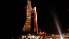 Στην εξέδρα εκτόξευσης ο πύραυλος της NASA για τον ιστορικό γύρο της Σελήνης