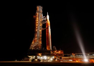 Στην εξέδρα εκτόξευσης ο πύραυλος της NASA για την ιστορική πτήση γύρω από τη Σελήνη