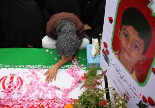 «Δεν είχε σημασία ποιο παιδί έσωσα» – Οι γονείς θυμούνται τη φρίκη της επίθεσης σε σχολείο στη Μινάμπ