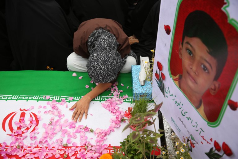 «Δεν είχε σημασία ποιο παιδί έσωσα» – Οι γονείς θυμούνται τη φρίκη της επίθεσης σε σχολείο στη Μινάμπ