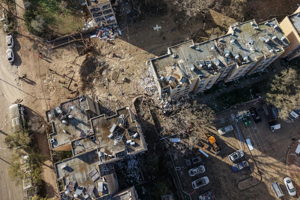 Συνεχίζονται οι ιρανικές επιθέσεις στο Ισραήλ – Πάνω από 100 τραυματίες σε Αράντ και Ντιμόνα, ένας νεκρός στη Γαλιλαία