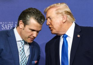 Ο Τραμπ έδειξε τον Χέγκσεθ για την επίθεση στο Ιράν – To αμήχανο χαμόγελο του υπουργού Πολέμου