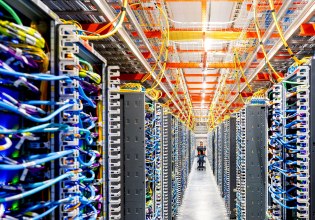 Νέο πρόβλημα στο cloud της Amazon λόγω των επιθέσεων drone στη Μέση Ανατολή