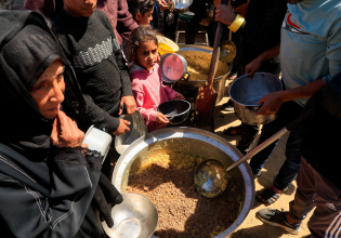 Παλαιστίνιοι σε απόγνωση: Η μάχη για επιβίωση στη Γάζα όσο τα βλέμματα του πλανήτη είναι στραμμένα στο Ιράν
