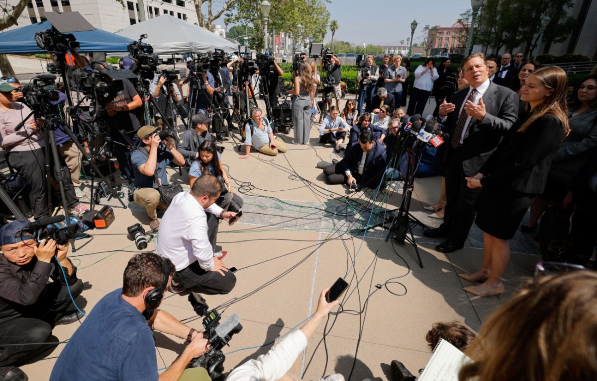 Δικηγόρος της ενάγουσας μίλησε στα μέσα ενημέρωσης έξω από το δικαστήριο (Reuters)