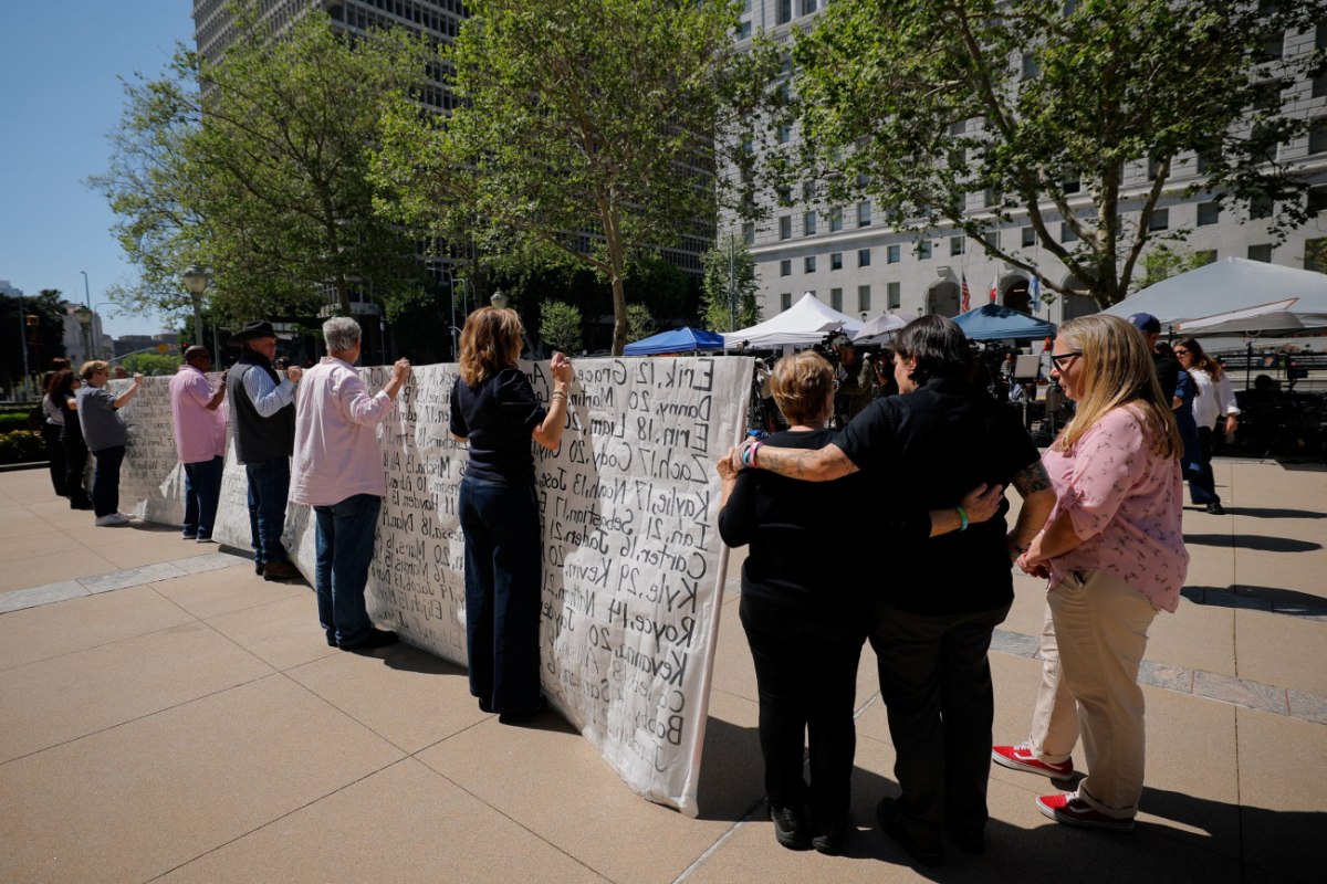 Γυναίκες που υποστηρίζουν ότι έχασαν τα παιδιά τους λόγω των social media σήκωσαν πανό έξω απο το δικαστήριο (Reuters)