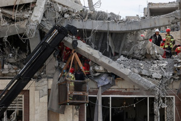 Οποιαδήποτε διέλευση από τα Στενά του Ορμούζ, θα αντιμετωπιστεί σκληρά, λέει το Ιράν – Βροχή πυραύλων στο Ισραήλ