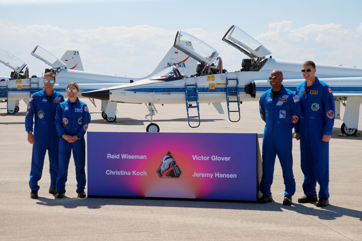 Οι αστροναύτες έφτασαν στη Φλόριντα από το Χιούστον με αεροπλάνα Northrop T-38. Από αριστερά, ο Ριντ Ουάισμαν, η Κριστίνα Κοχ, ο Βίκτορ Γκλόβερ και ο καναδός Τζέρεμι Χάνσεν (NASA)