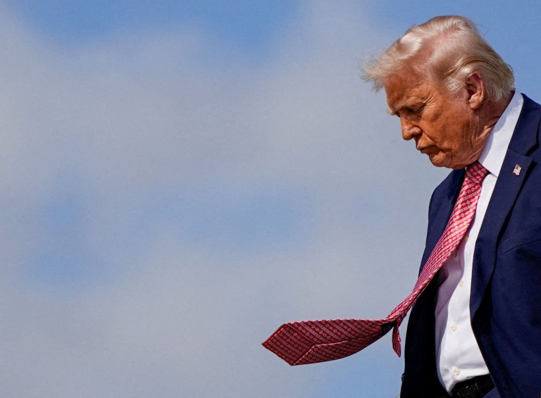 Τραμπ: «Να ανοίξουν τα Στενά του… Τραμπ» – Η αμφιλεγόμενη ατάκα για τα Στενά του Ορμούζ εν μέσω ενεργειακής κρίσης