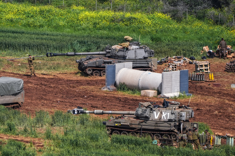 Ο πόλεμος στη Μέση Ανατολή και οι διεργασίες στην Κεντροαριστερά στο επίκεντρο της πολιτικής ατζέντας