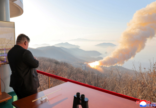 O Κιμ Γιονγκ Ουν παρακολουθεί νέο τεθωρακισμένο και τεστ για κινητήρα στερεού καυσίμου για πυραύλους