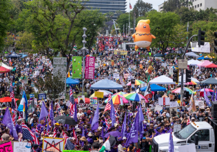 «No Kings»: Ένα νέο κίνημα εδραιώνεται στις ΗΠΑ – Χιλιάδες διαδηλώσεις, εκατομμύρια κόσμου στον δρόμο