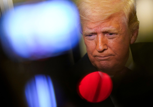 Μάχη των Τιτάνων: Η διαστρεβλωμένη πραγματικότητα του Τραμπ για τον πόλεμο στο Ιράν πέφτει σε τοίχο