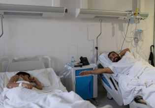 «Ο θάνατος δεν ήταν η μοίρα μας»: Σύρος πατέρας διασχίζει θάλασσες για να σώσει τον άρρωστο γιο του στην Αθήνα