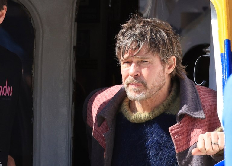 Ο Μπραντ Πιτ στη δεκαετία του ’80: Οι πρώτες εικόνες από τα γυρίσματα στη Νέα Μάκρη