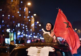 «Ξεχύθηκαν» στους δρόμους στο Μαρόκο – Οπαδοί βγήκαν για να πανηγυρίσουν το Κόπα Άφρικα (vids)