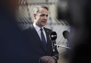 «Πυρά» κομμάτων για την αοριστολογία Μητσοτάκη στην αντιμετώπιση των οικονομικών συνεπειών του πολέμου