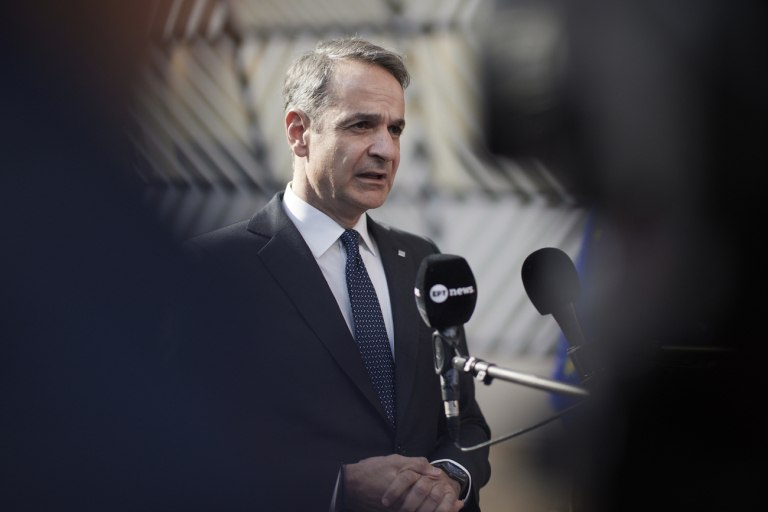 «Πυρά» κομμάτων για την αοριστολογία Μητσοτάκη στην αντιμετώπιση των οικονομικών συνεπειών του πολέμου